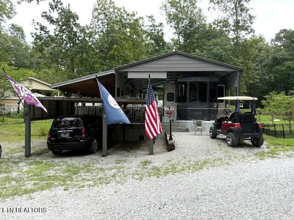 Photo of 18 Chestnut Oak Drive, Crossville, TN 38571 (MLS # 1310978)