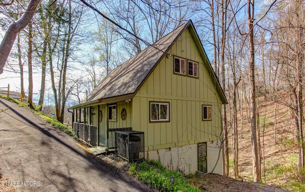 Photo of 1051 Wiley Oakley Drive, Gatlinburg, TN 37738 (MLS # 1357315)