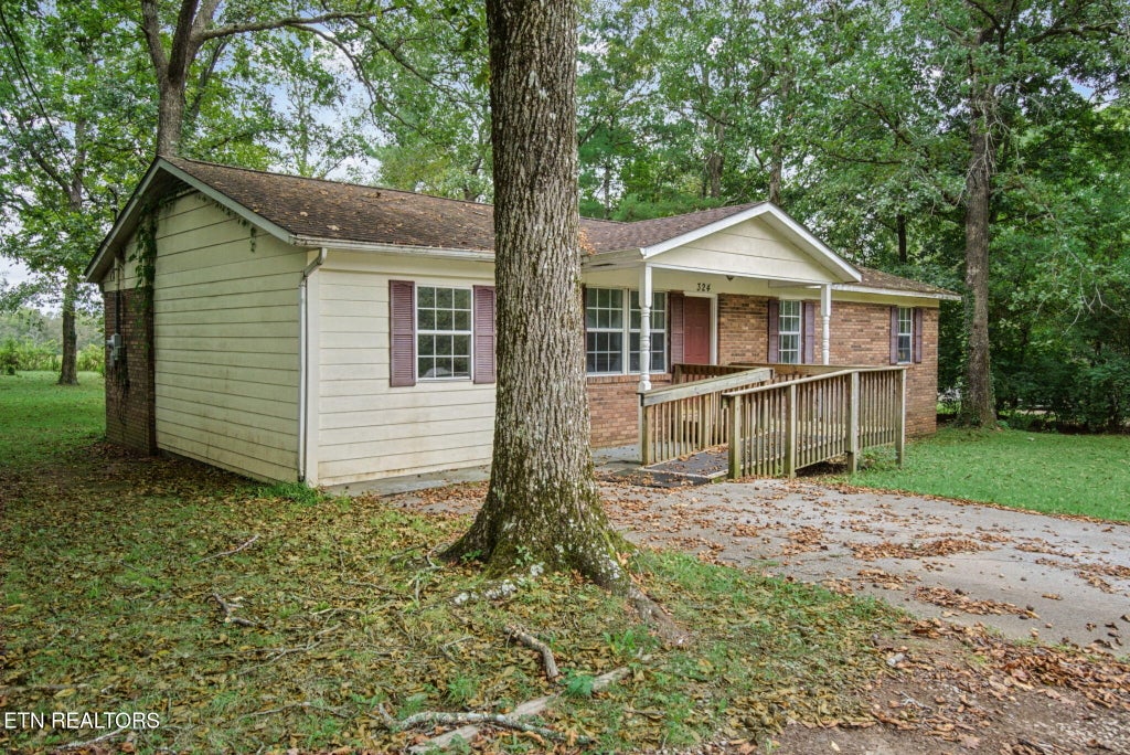 Photo of 324 Oak Hill Drive, Crossville, TN 38572 (MLS # 1356046)