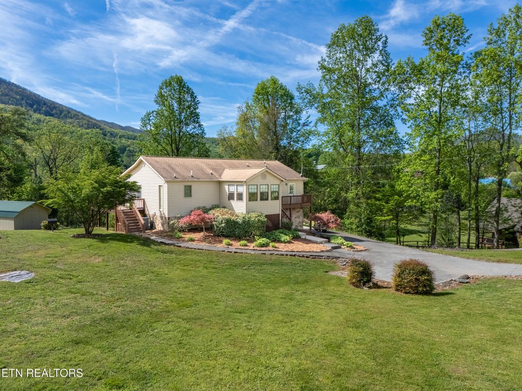 Photo of 3375 Spring View Drive, Sevierville, TN 37862 (MLS # 1333810)