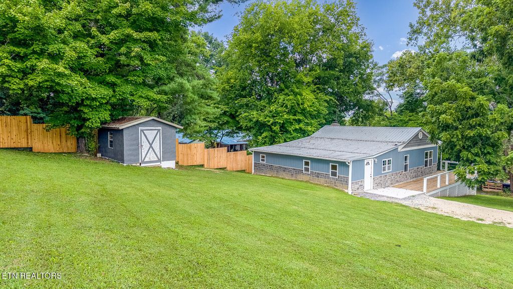 Photo of 305 Augusta Ave, Maryville, TN 37804 (MLS # 1349260)