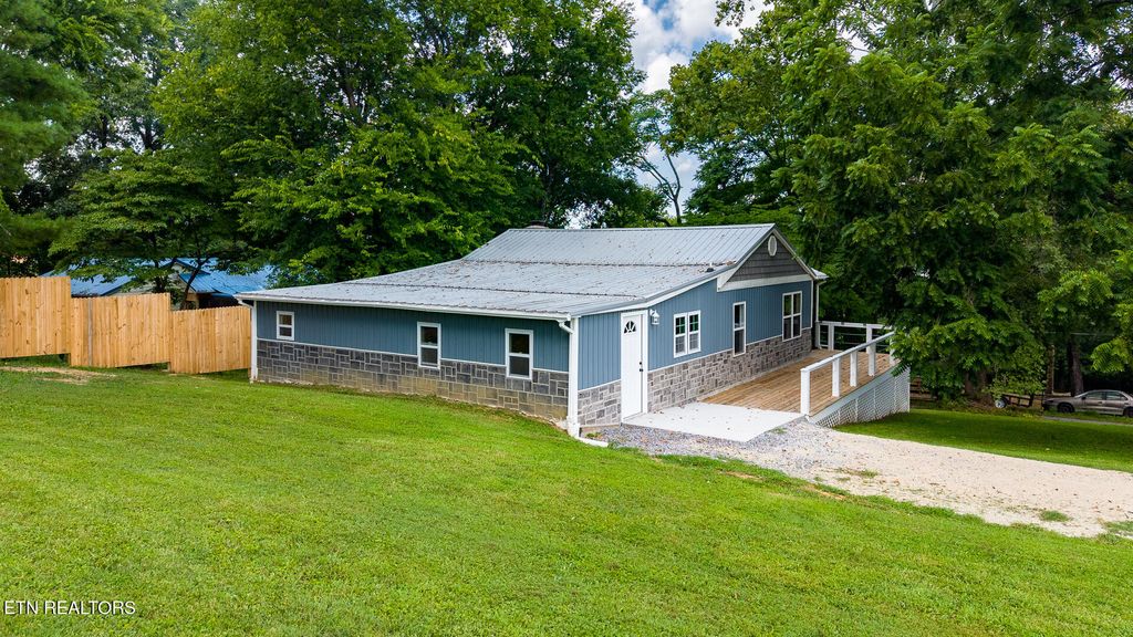 Photo of 305 Augusta Ave, Maryville, TN 37804 (MLS # 1349260)