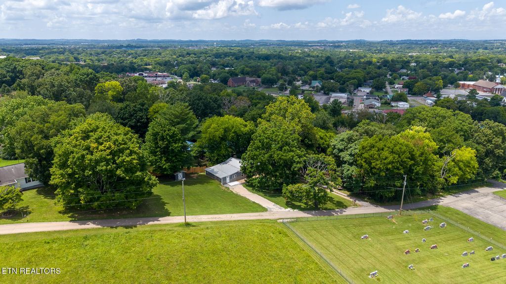 Photo of 305 Augusta Ave, Maryville, TN 37804 (MLS # 1349260)