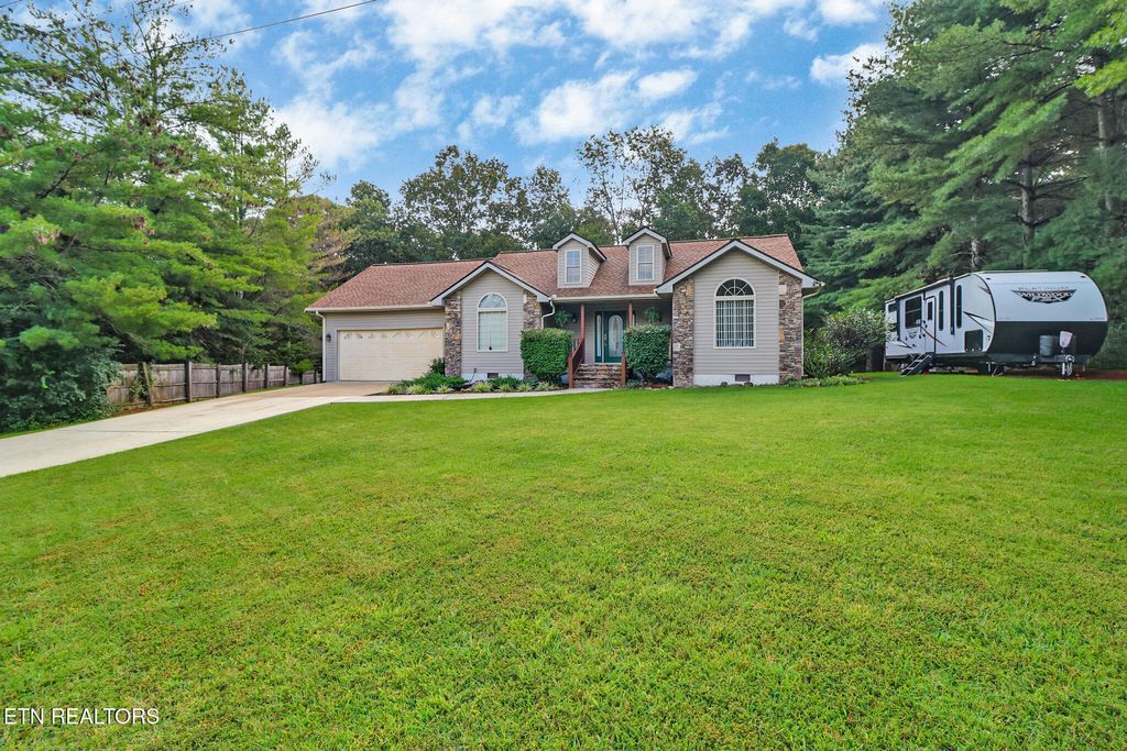 Photo of 422 Pine Grove Rd, Crossville, TN 38571 (MLS # 1314241)