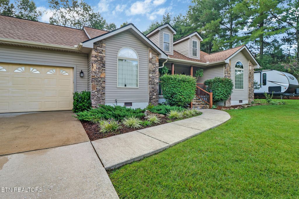 Photo of 422 Pine Grove Rd, Crossville, TN 38571 (MLS # 1314241)