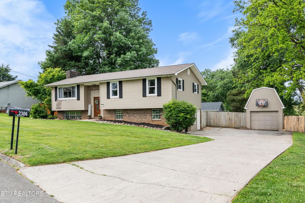 Photo of 2309 Eau Clair Drive, Maryville, TN 37803 (MLS # 1339856)