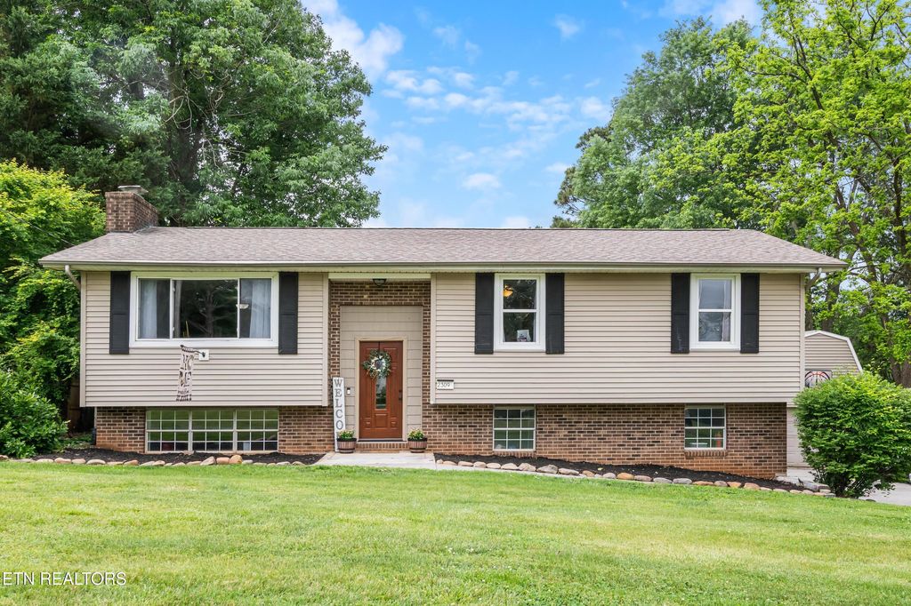 Photo of 2309 Eau Clair Drive, Maryville, TN 37803 (MLS # 1339856)