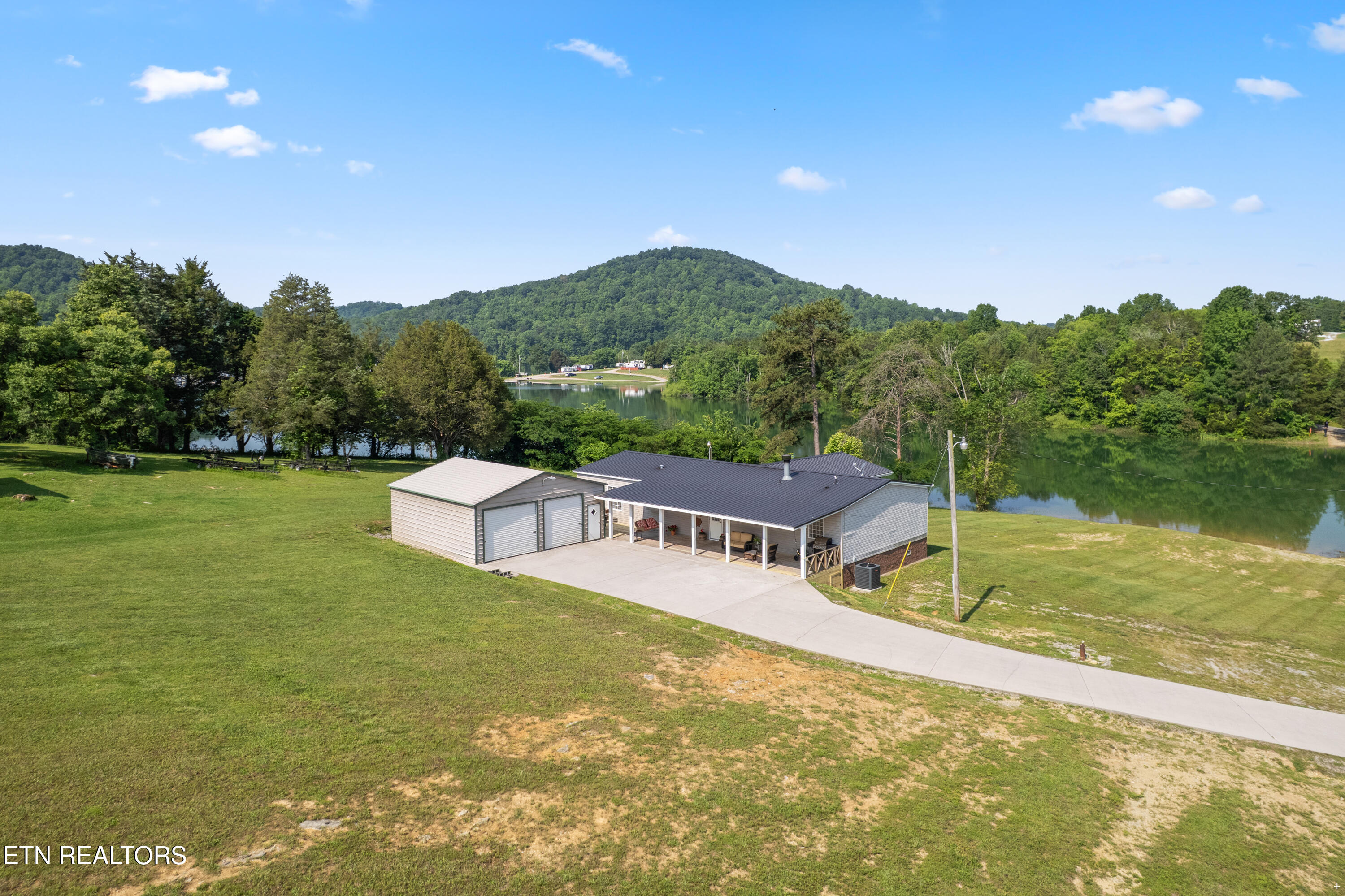 121 Lakeview Circle