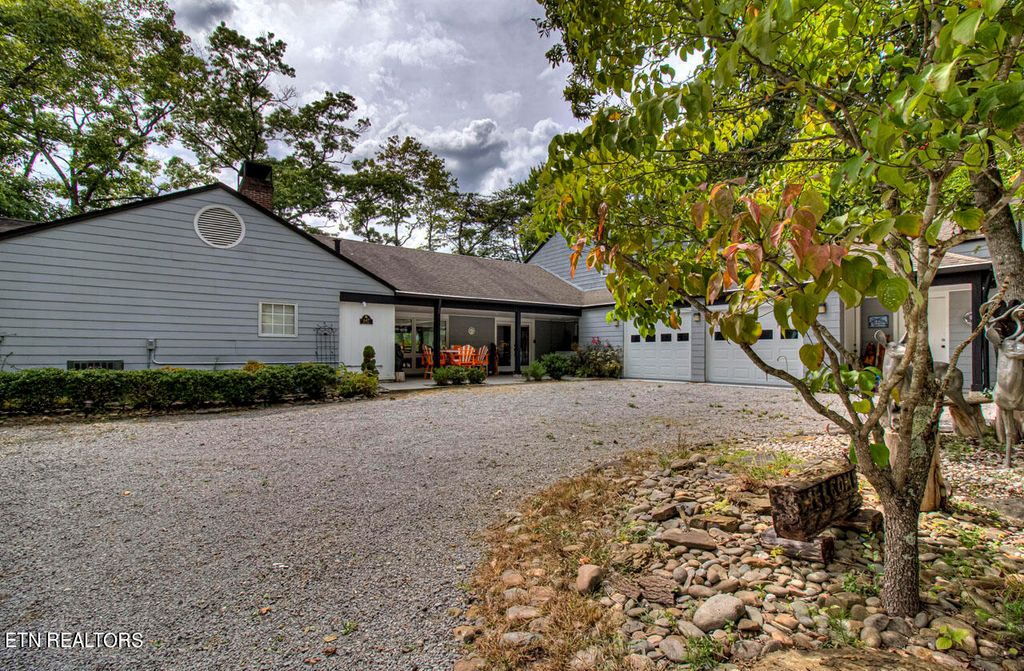 Photo of 647 Forest Drive, Pigeon Forge, TN 37863 (MLS # 1267286)