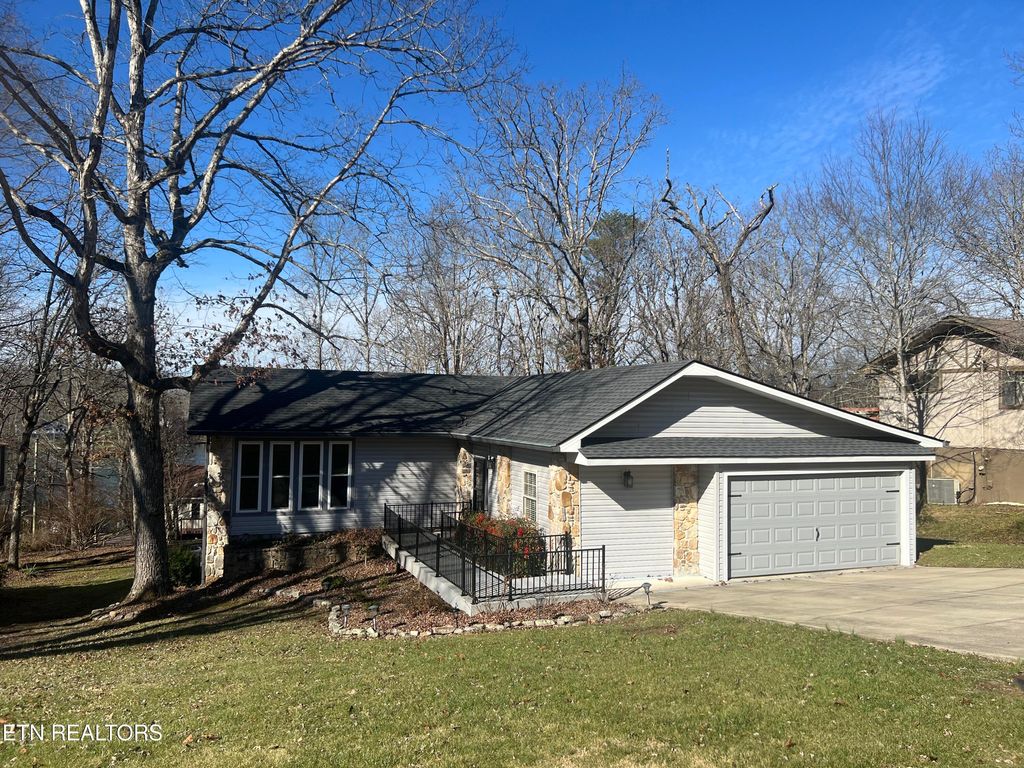Photo of 137 Lakeshire Drive, Crossville, TN 38558 (MLS # 1285922)