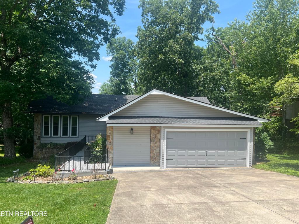 Photo of 137 Lakeshire Drive, Crossville, TN 38558 (MLS # 1285922)