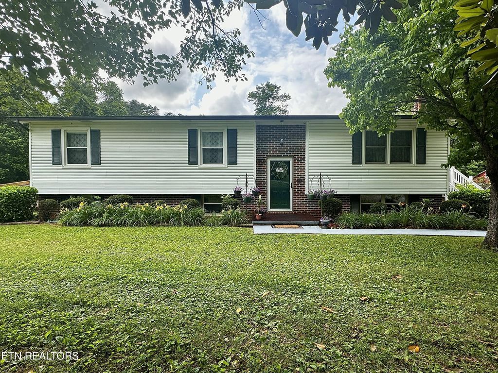 Photo of 909 N Union Grove Rd, Friendsville, TN 37737 (MLS # 1265948)