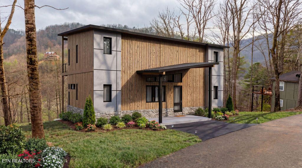 Photo of 3129 Hatcher Top Rd, Sevierville, TN 37862 (MLS # 1331152)