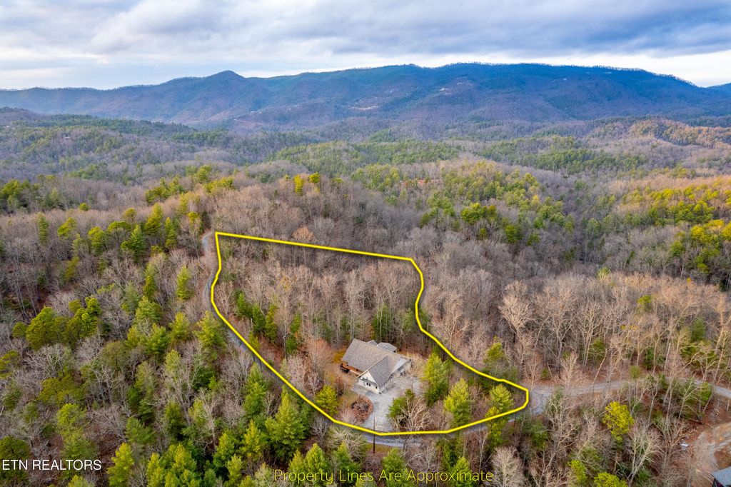 Photo of 2010 Christa Tr, Walland, TN 37886 (MLS # 1289460)