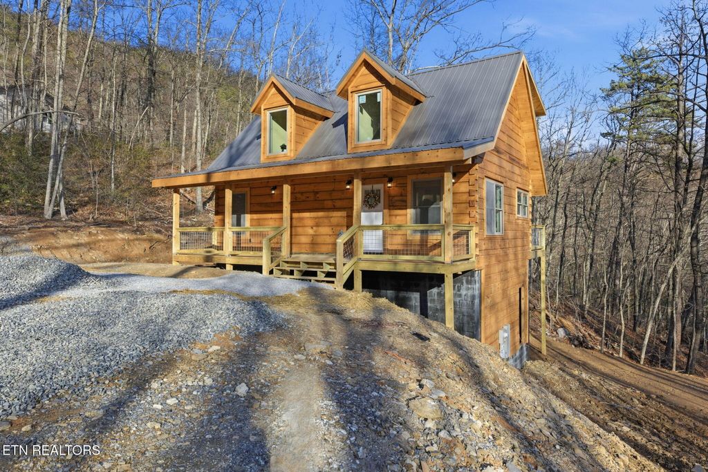 Photo of 954 Glasgow St, Sevierville, TN 37876 (MLS # 1330942)