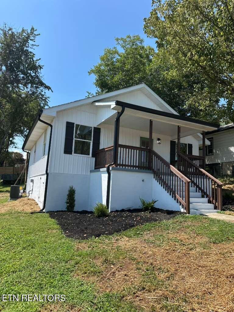 Photo of 808 N B St, Lenoir City, TN 37771 (MLS # 1353687)