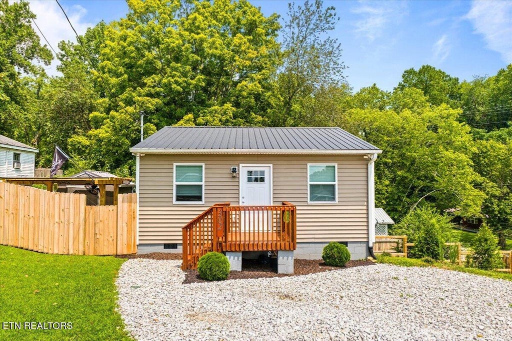 Photo of 302 N 12th St, LaFollette, TN 37766 (MLS # 1351431)