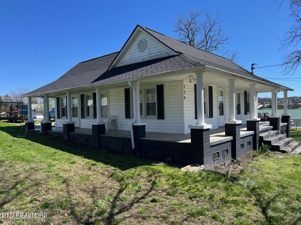 Photo of 204 Queener St, Jacksboro, TN 37757 (MLS # 1333342)
