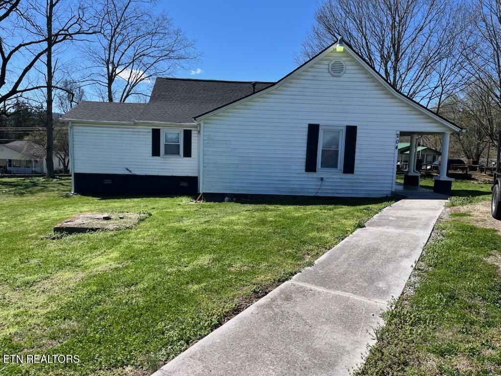 Photo of 204 Queener St, Jacksboro, TN 37757 (MLS # 1333342)