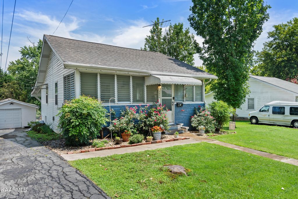 Photo of 1226 Locust St, Alcoa, TN 37701 (MLS # 1236577)