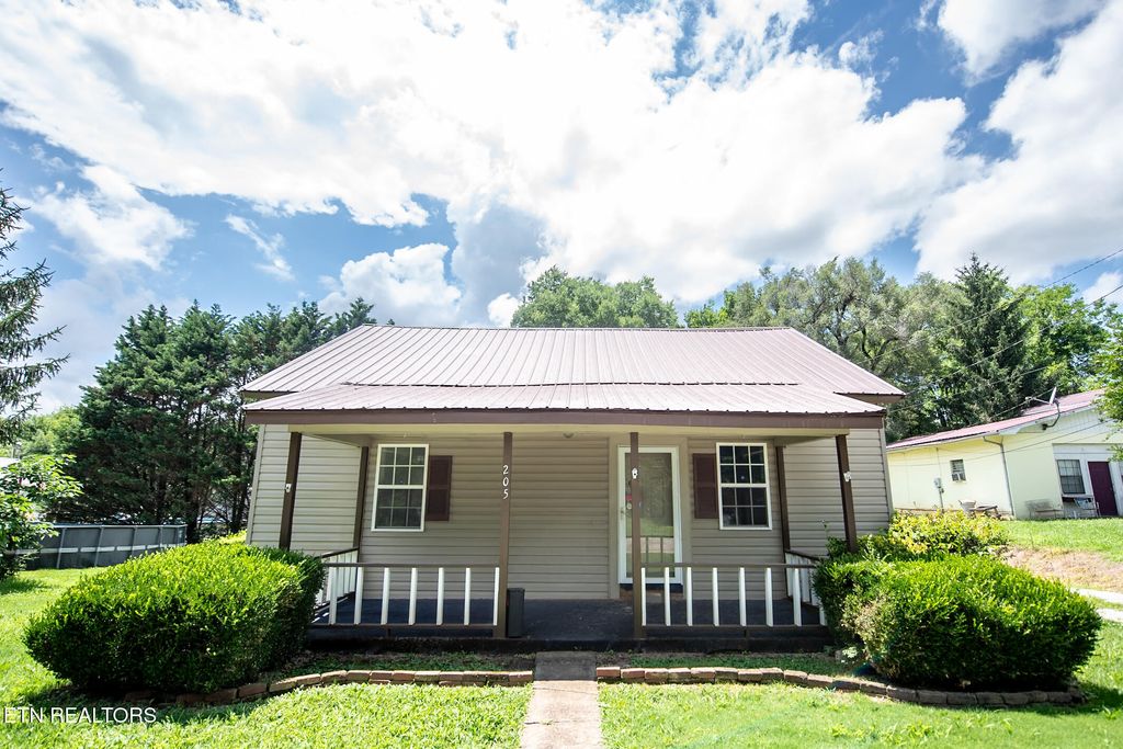Photo of 205 Williams St, Sweetwater, TN 37874 (MLS # 1305426)
