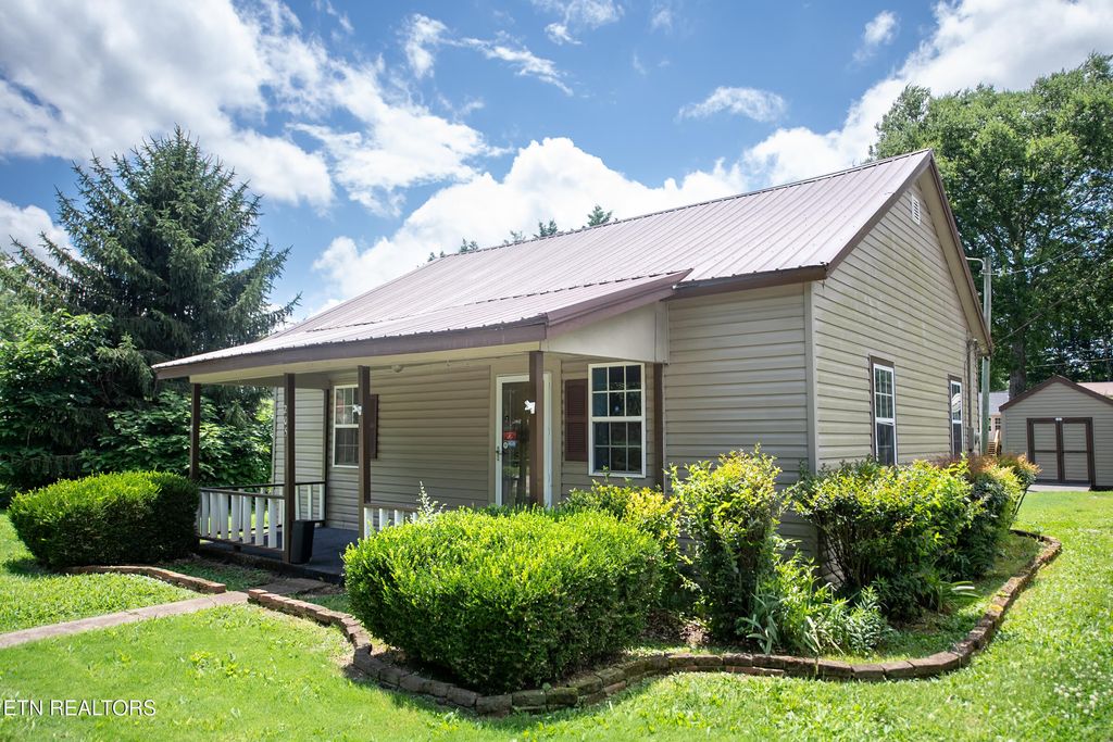 Photo of 205 Williams St, Sweetwater, TN 37874 (MLS # 1305426)