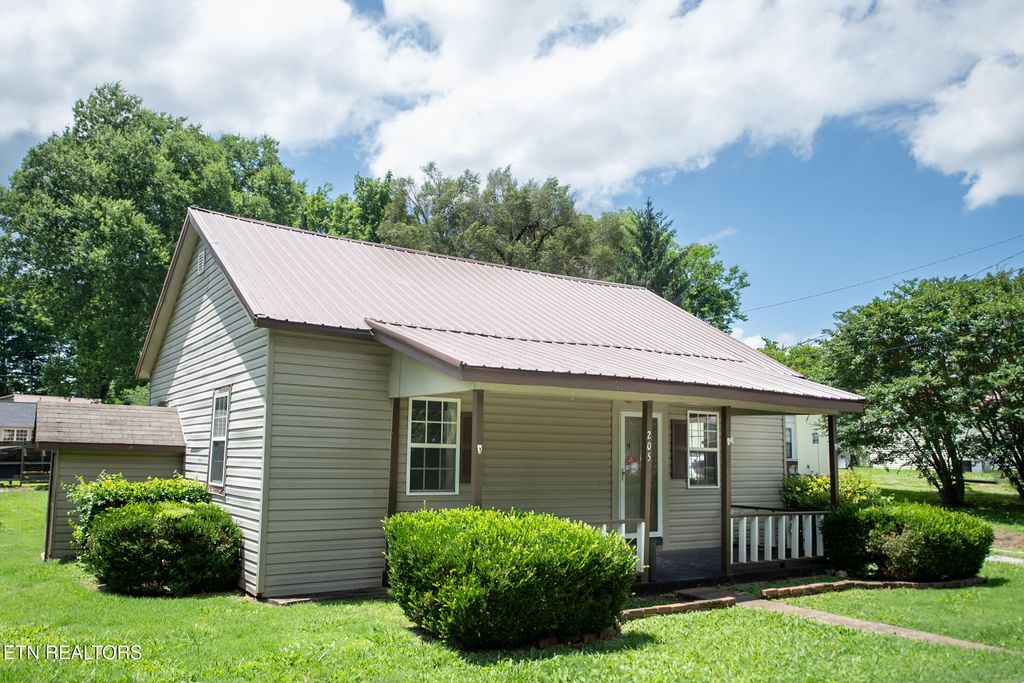 Photo of 205 Williams St, Sweetwater, TN 37874 (MLS # 1305426)