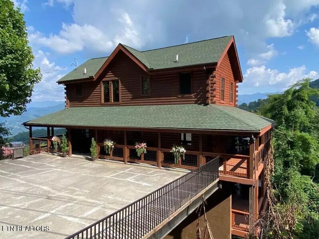 Photo of 1215 Ski View Drive, Gatlinburg, TN 37738 (MLS # 1304183)