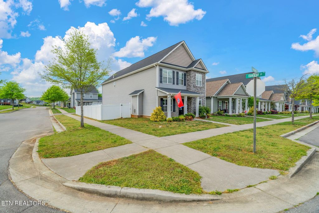 Photo of 101 Hardinberry St, Oak Ridge, TN 37830 (MLS # 1337191)