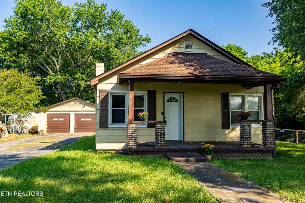 Photo of 919 Wallace Harris Ave, Maryville, TN 37801 (MLS # 1346187)