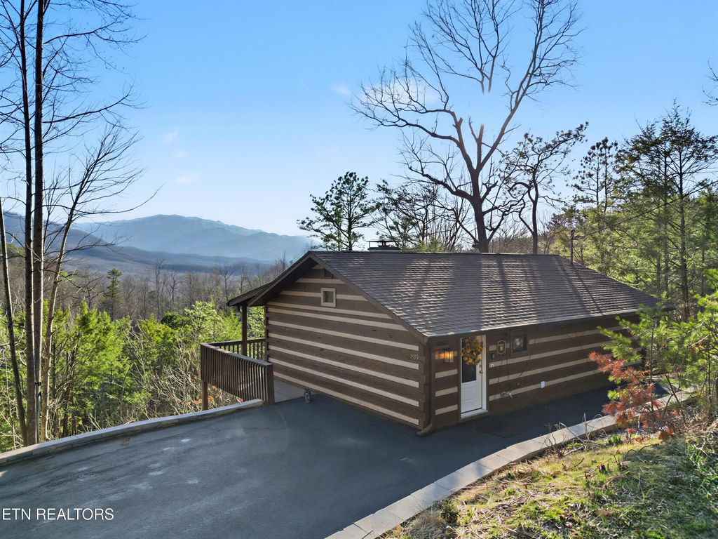Photo of 939 Vixen Run, Gatlinburg, TN 37738 (MLS # 1329712)