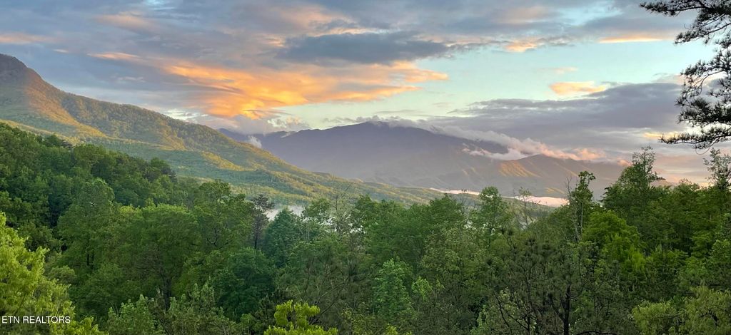 Photo of 939 Vixen Run, Gatlinburg, TN 37738 (MLS # 1329712)