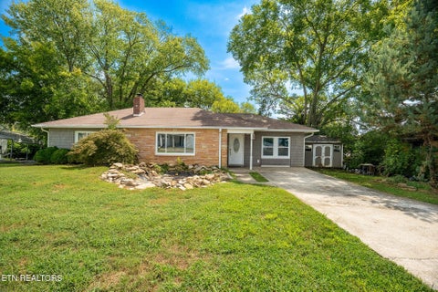 Photo of 1020 Hillcrest Drive, Lenoir City, TN 37772 (MLS # 1355669)