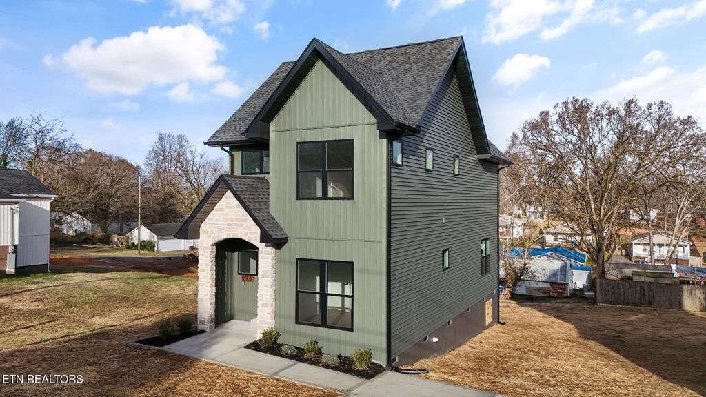 Photo of 925 E Drive E, Knoxville, TN 37920 (MLS # 1330131)