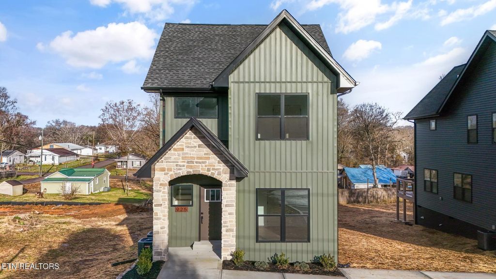 Photo of 925 E Drive E, Knoxville, TN 37920 (MLS # 1330131)