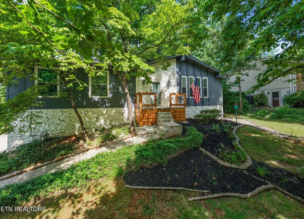 Photo of 1117 Rain Tree Rd, Knoxville, TN 37923 (MLS # 1343340)