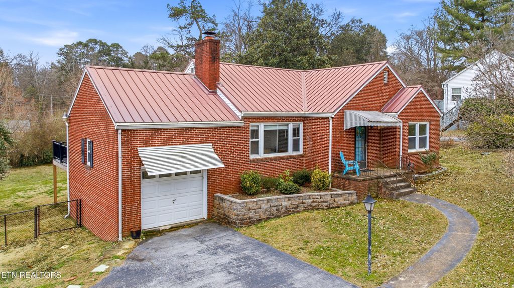 Photo of 4824 Skyline Drive, Knoxville, TN 37914 (MLS # 1331342)