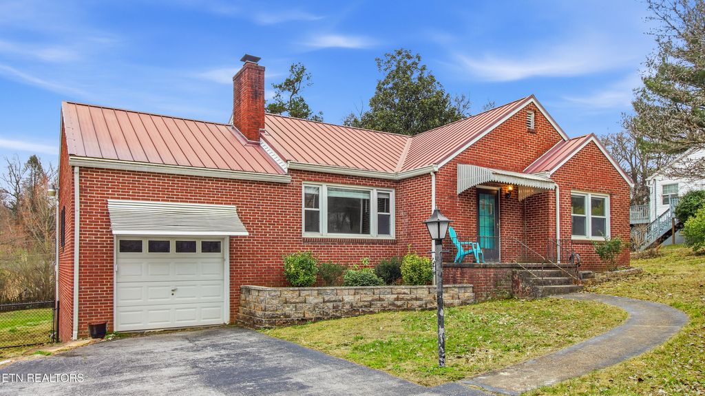 Photo of 4824 Skyline Drive, Knoxville, TN 37914 (MLS # 1331342)