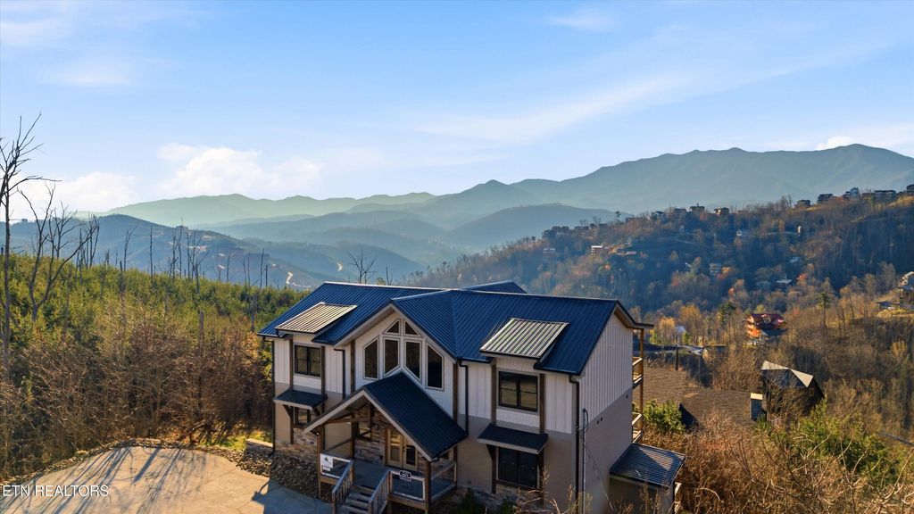 Photo of 986 Chestnut Drive, Gatlinburg, TN 37738 (MLS # 1333915)