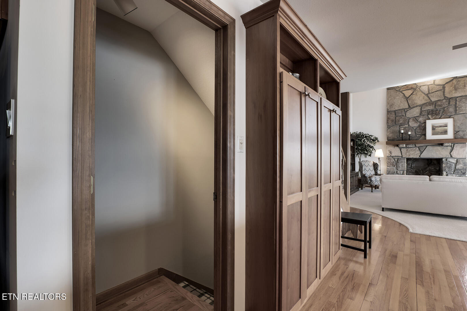 Loudon, Tennessee 37774, United States, 3 Bedrooms Bedrooms, ,4 BathroomsBathrooms,Residential,Pending,17945