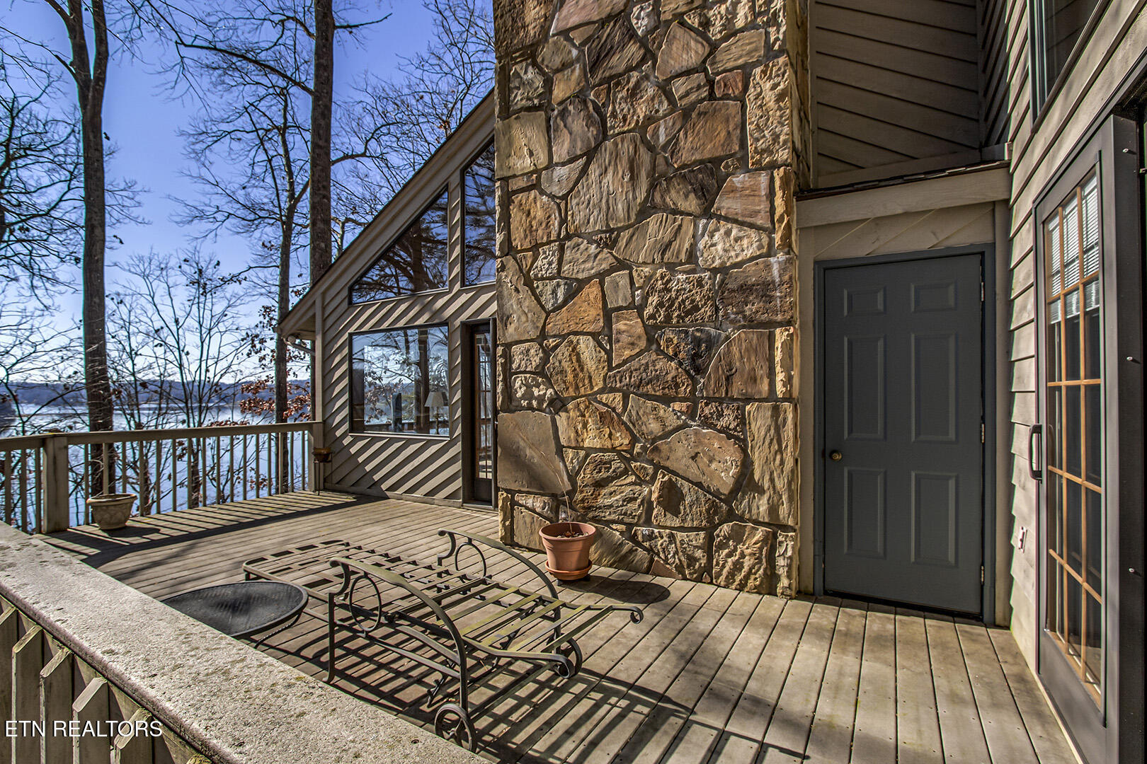 Loudon, Tennessee 37774, United States, 3 Bedrooms Bedrooms, ,4 BathroomsBathrooms,Residential,Pending,17945