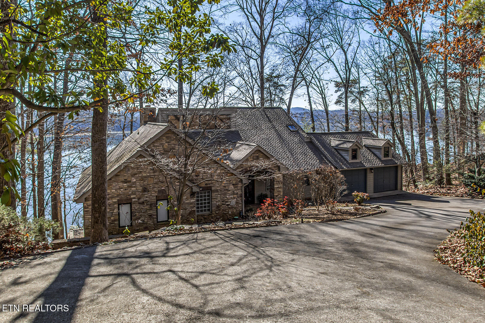 Loudon, Tennessee 37774, United States, 3 Bedrooms Bedrooms, ,4 BathroomsBathrooms,Residential,Pending,17945