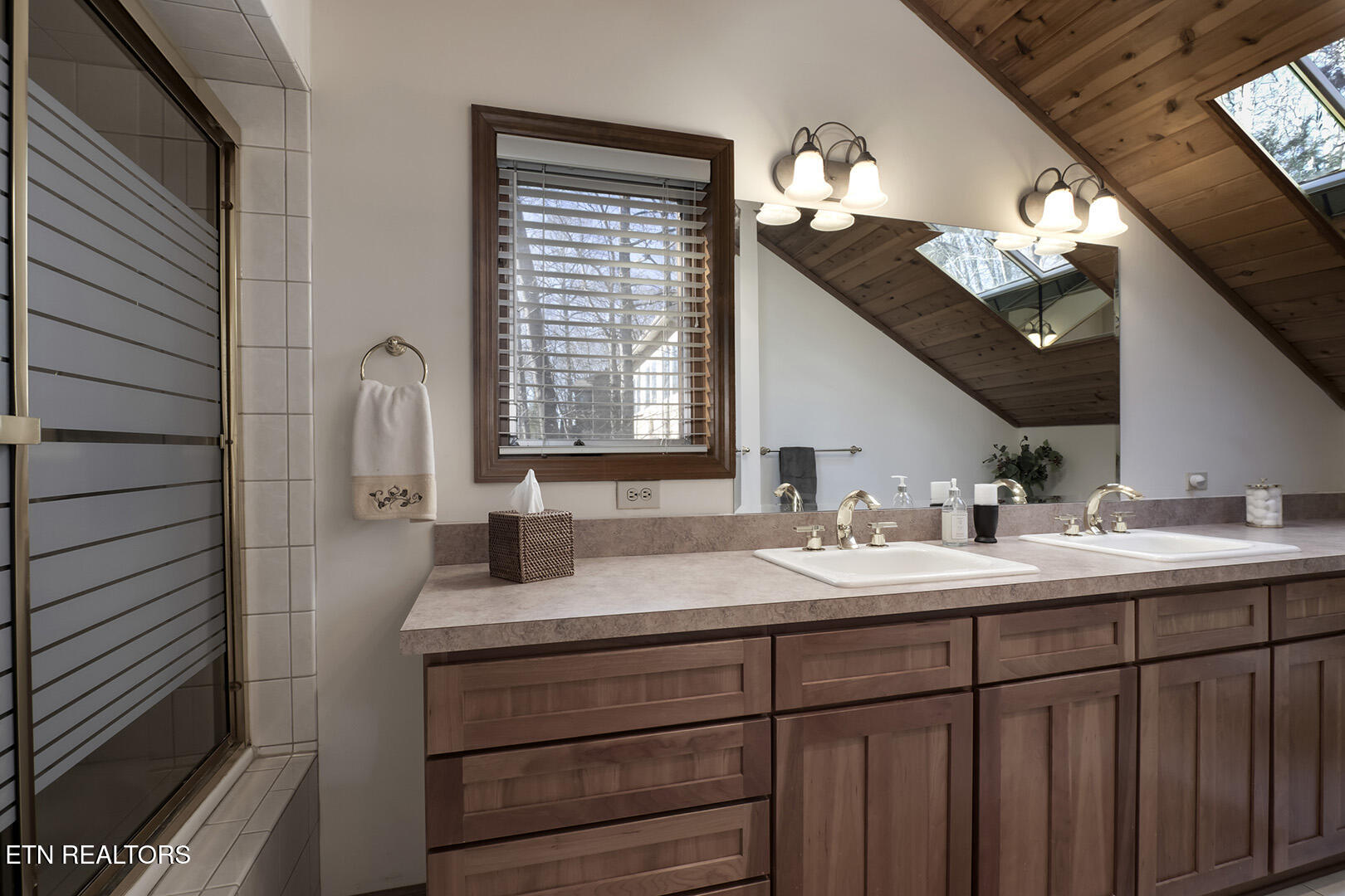 Loudon, Tennessee 37774, United States, 3 Bedrooms Bedrooms, ,4 BathroomsBathrooms,Residential,Pending,17945