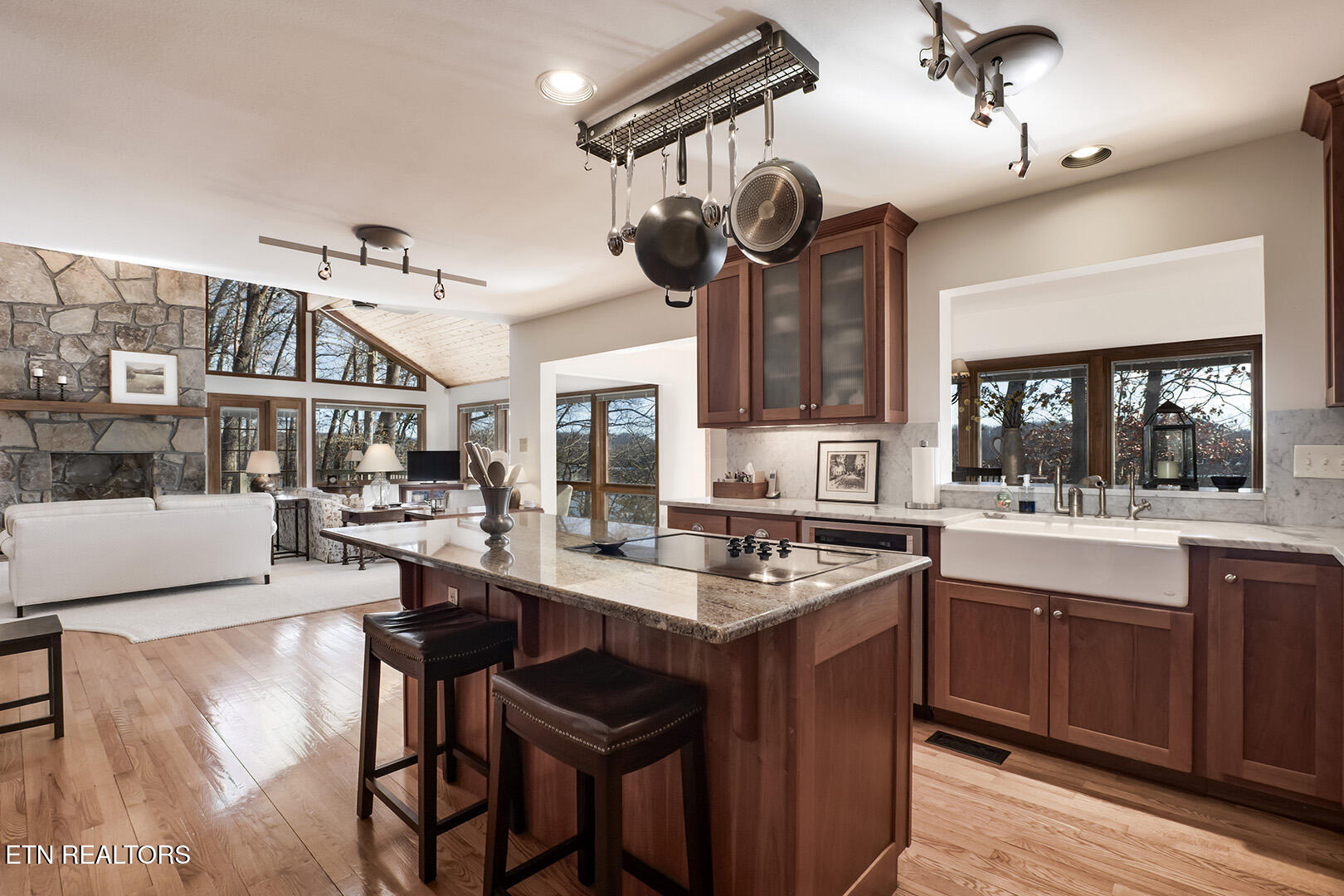 Loudon, Tennessee 37774, United States, 3 Bedrooms Bedrooms, ,4 BathroomsBathrooms,Residential,Pending,17945