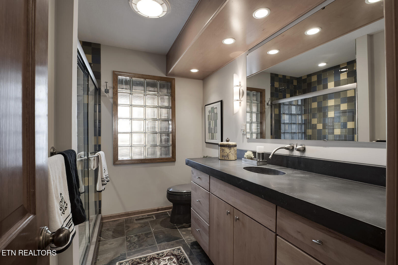 Loudon, Tennessee 37774, United States, 3 Bedrooms Bedrooms, ,4 BathroomsBathrooms,Residential,Pending,17945