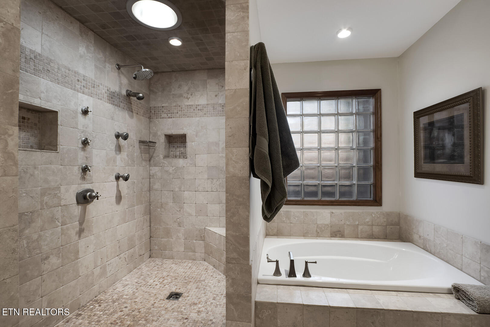 Loudon, Tennessee 37774, United States, 3 Bedrooms Bedrooms, ,4 BathroomsBathrooms,Residential,Pending,17945