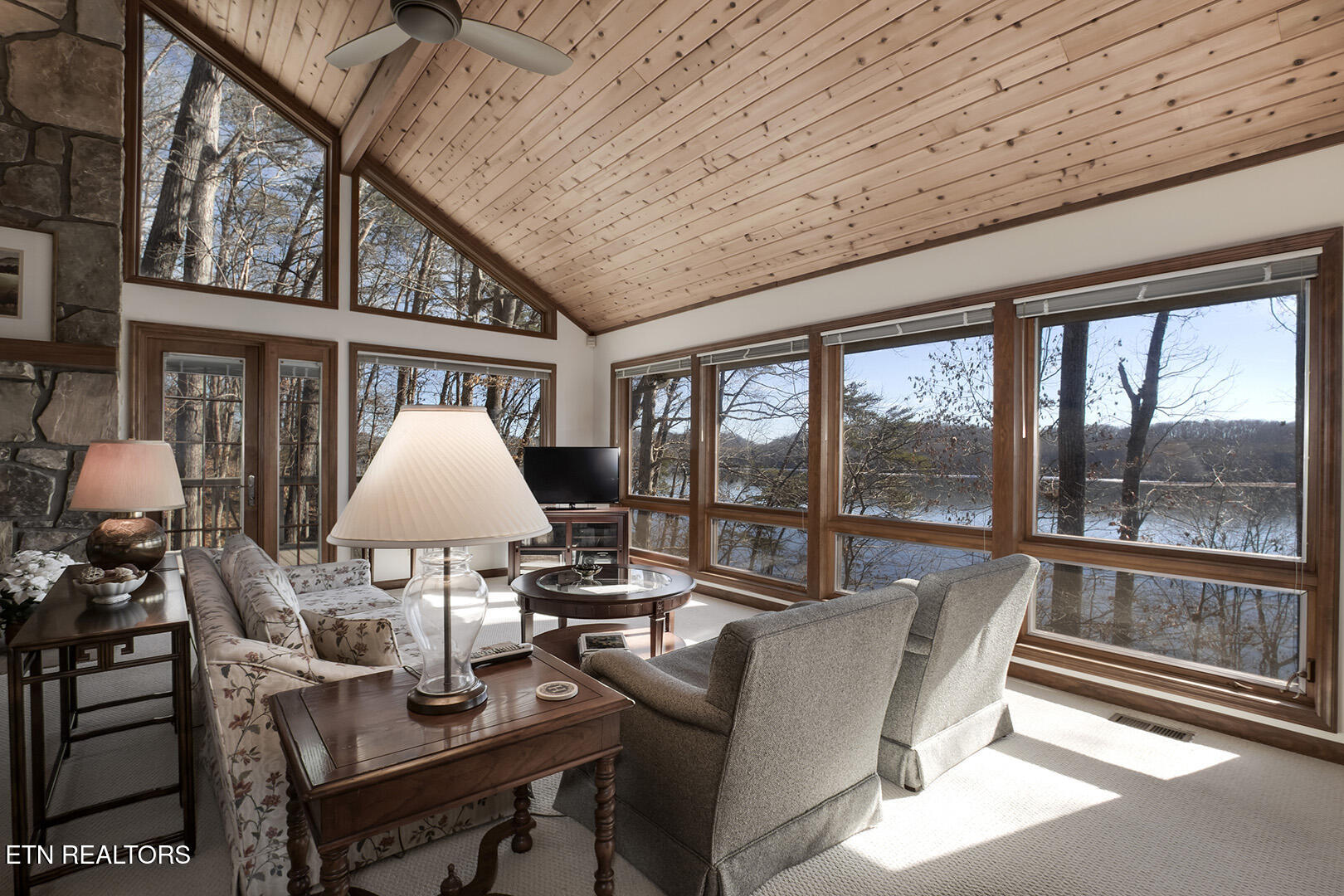 Loudon, Tennessee 37774, United States, 3 Bedrooms Bedrooms, ,4 BathroomsBathrooms,Residential,Pending,17945