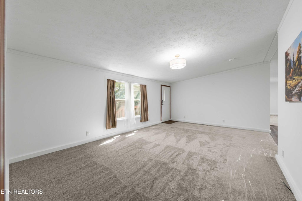 Photo of 521 Poplar Ave, Jellico, TN 37762 (MLS # 1354424)