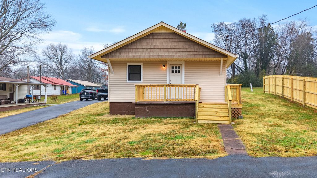 Photo of 402 Pine Street St, Madisonville, TN 37354 (MLS # 1322759)