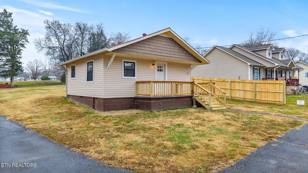 Photo of 402 Pine Street St, Madisonville, TN 37354 (MLS # 1322759)